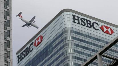 Un avi&oacute;n suizo sobrevuela la sede del HSBC en Londres. 