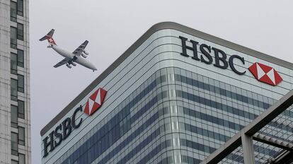 Un avión suizo sobrevuela la sede del HSBC en Londres.