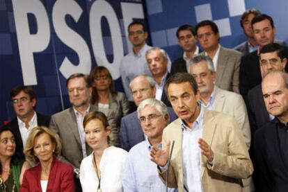Zapatero, entre José María Barreda y Manuel Chaves, en la última reunión del Comité Territorial, en julio de 2009 en Madrid.