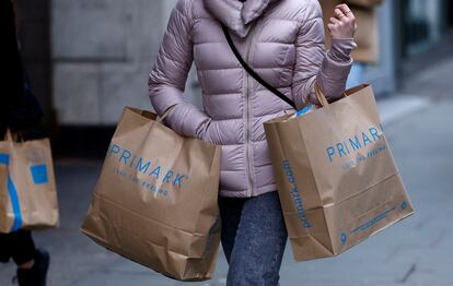 Una mujer con bolsas de Primark en Londres