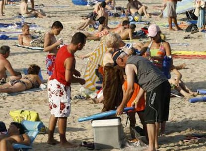 Turistas en la playa del Postiguet de Alicante.