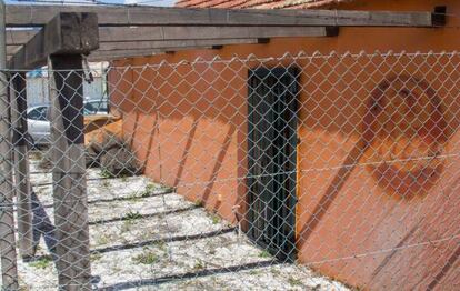 Local de El Secreto de El Mar en Vigo, con la marca en la pared del rótulo de El Niño, que ha sido arrancado.