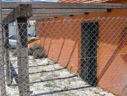 Local de El Secreto de El Mar en Vigo, con la marca en la pared del rótulo de El Niño, que ha sido arrancado.