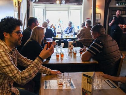 Cata de cerveza al final de la visita la fábrica de cerveza Shepherd Neame, en Faversham (Reino Unido).