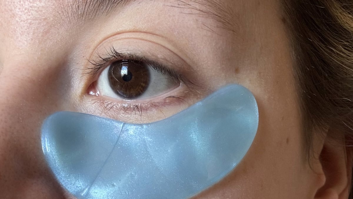 Prueba con los lluminating blue eye masks de Grace & Stella.