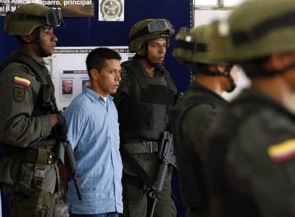 Policías colombianos escoltan a Alberto Chaparro, <i>El Carnicero de Landázuri</i>, jefe de las FARC acusado de matar o mutilar a 150 personas.