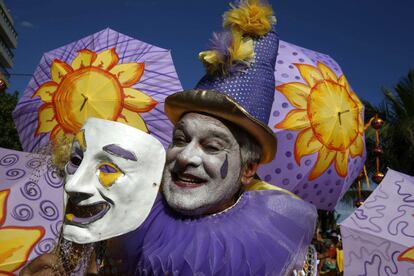 Um pierrot em bloco carnavalesco em Ipanema.