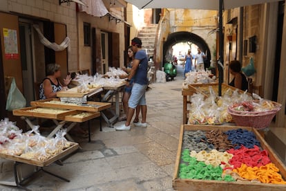 La calle del Arco Basso, en Bari, donde las abuelas preparan y venden orecchiette.