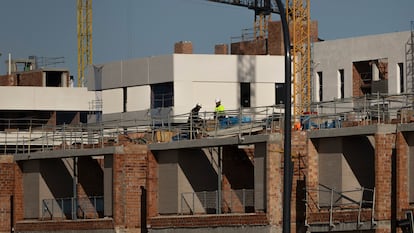 Unos obreros trabajaban en la construcción de viviendas en Sevilla, el 23 de febrero.
