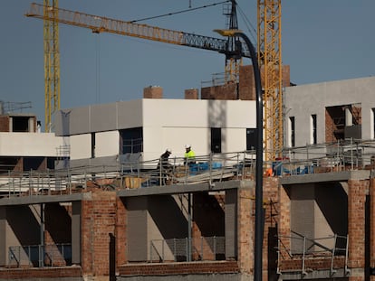 Unos obreros trabajaban en la construcción de viviendas en Sevilla, el 23 de febrero.