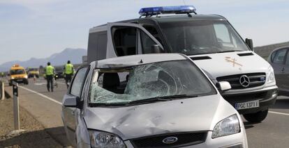 La Guardia Civil, durante el atestado del siniestro de Campillos.