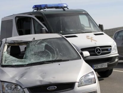 La Guardia Civil, durante el atestado del siniestro de Campillos.