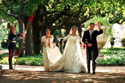 La infanta Cristina e Iñaki Urdangarin saludan a su llegada al Palacio de Pedralbes, de Barcelona, donde celebraron su banquete de bodas el 4 de octubre de 1997.