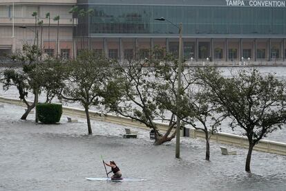 Zeke Pierce rema en medio de un boulevard inundado en el centro de Tampa, Florida. El huracán 'Idalia' amenazó la zona con fuertes mareas y vientos destructivos de hasta 175 kilómetros por hora. 