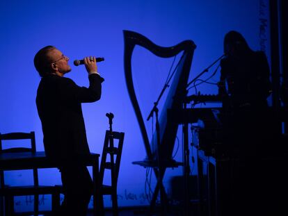 Bono, anoche, en el Teatro Coliseum de Madrid.