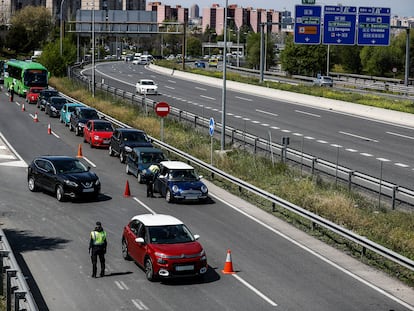 Controles policiales para evitar la salida de madrileños en Semana Santa, el pasado 28 de abril.