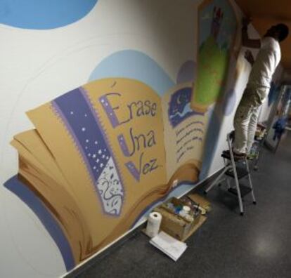 Mural a la entrada de Urgencias, en el Hospital Puerta de Hierro.