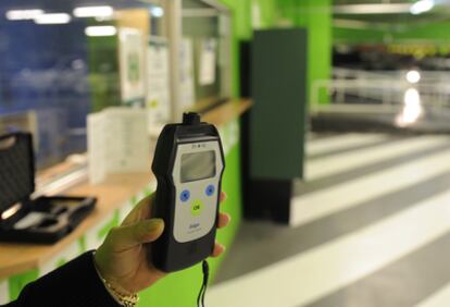 Alcoholímetro para uso de los clientes en el aparcamiento de El Corte Inglés, en Vitoria.