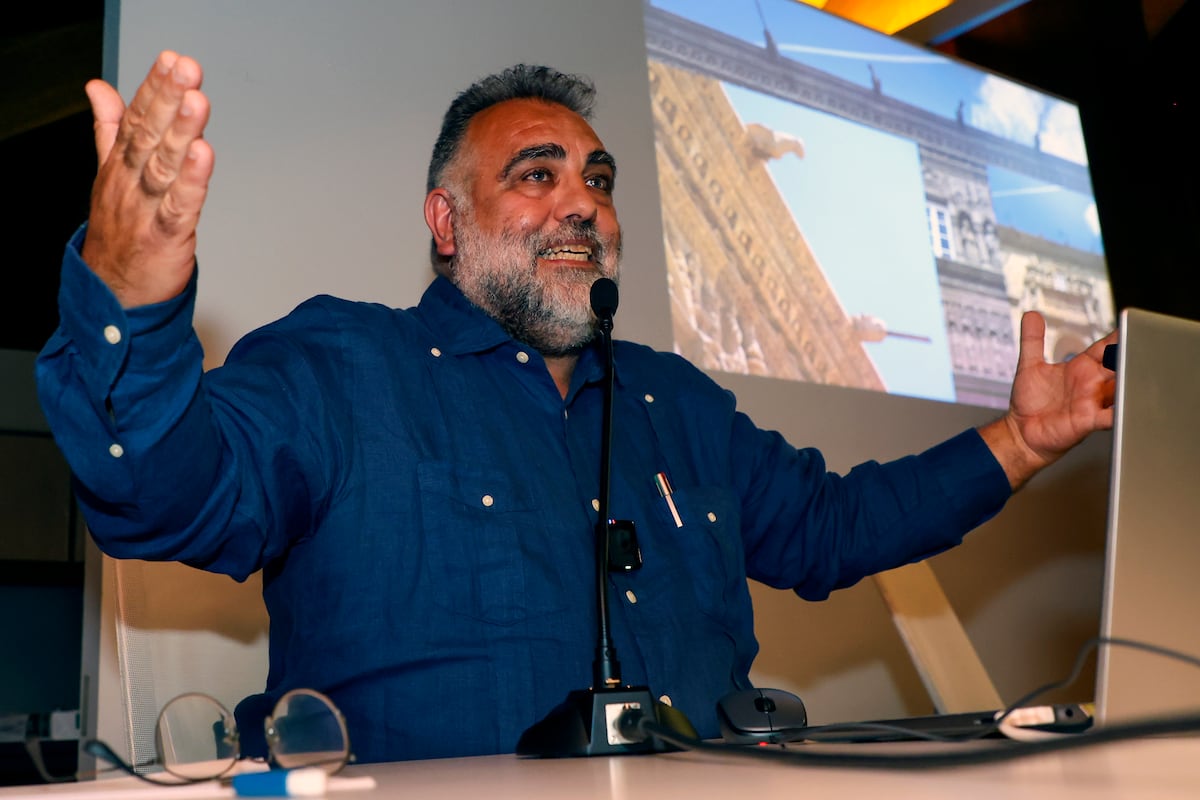 El arquitecto de las gárgolas de Santiago reivindica los polémicos tubos en las figuras y bromea con los “culos trompeteros”