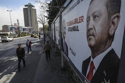 Carteles publicitarios del AKP con el rosrtro de Erdogan en las calles de Ankara,