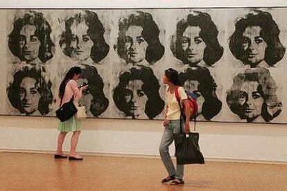 Una de las obras de Andy Warhol expuestas en la exposicion <i>Big Bang </i> en el Centro Pompidou de París.
