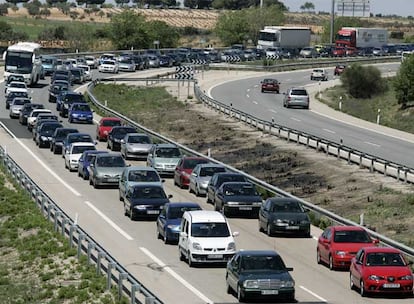 Atascos de salida de la capital en la autovía de Burgos.