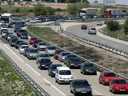 Atascos de salida de la capital en la autovía de Burgos.