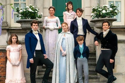 La familia protagonista de la serie. El atuendo de los hombres desciende directamente del impuesto por George Beau Brummell.