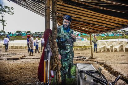 En la zona veredal Mariana Páez, donde el martes 27 de junio, se escenificó el desarme de las FARC, los guerrilleros exhibieron siluetas de algunos combatientes fallecidos durante el conflicto. En la imagen, Alfonso Cano.