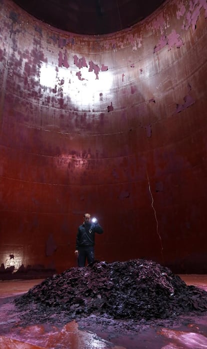 Depósito de vino tinto a granel en la bodega Virgen de las Viñas, en Tomelloso, Ciudad Real.