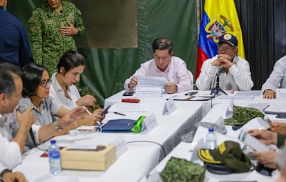 El presidente Gustavo Petro junto al ministro del Interior, Juan Fernando Cristo, durante un Consejo de Seguridad y Paz, en El Tarra, el 31 de enero.