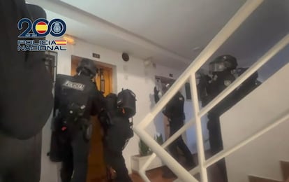 Agentes especializados en situaciones de alto riesgo, antes de uno de los registros en los que fue detenido uno de los responsables de un tiroteo en Puerto Banús en marzo de 2024.