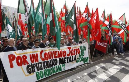 Una de las protestas de los sindicatos ELA y LAB ante la sede de la patronal Adegi.