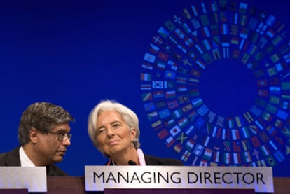Christine Lagarde conversa con el secretario del FMI, Siddarth Tiwari.