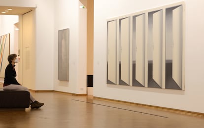 Un visitante revisa la pintura Cinco puertas (1967) de Gerhard Richter en el Museo Ludwig, en Colonia, Alemania, febrero de 2022.
(Imagen: Andreas Rentz/Getty Images).