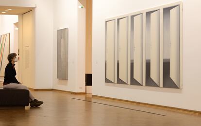 Un visitante revisa la pintura Cinco puertas (1967) de Gerhard Richter en el Museo Ludwig, en Colonia, Alemania, febrero de 2022.
(Imagen: Andreas Rentz/Getty Images).