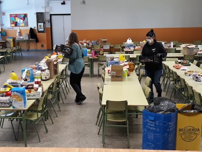 Un centro de Madrid ha repartido cestas básicas de alimentos para sus familias.