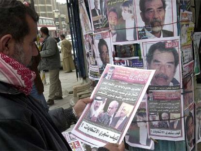 Un iraquí observa la portada de un periódico en un quiosco de Bagdad.