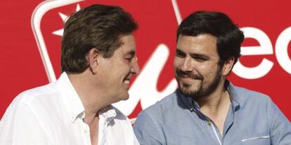 El candidato a la Presidencia del Gobierno de IU, Alberto Garz&oacute;n (d), junto al candidato a la Comunidad de Madrid, Luis Garc&iacute;a Montero (i), durante el mitin que ofrecieron esta tarde en Rivas Vaciamadrid,.