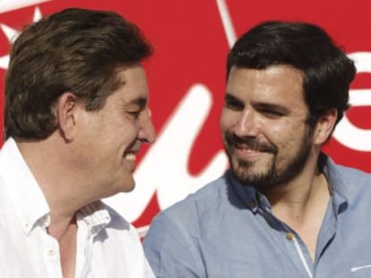 El candidato a la Presidencia del Gobierno de IU, Alberto Garz&oacute;n (d), junto al candidato a la Comunidad de Madrid, Luis Garc&iacute;a Montero (i), durante el mitin que ofrecieron esta tarde en Rivas Vaciamadrid,.