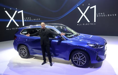 Vikram Pawah, CEO de BMW India, presenta el modelo X1 Long Wheelbase,en la feria del motor Bharat Mobility Global Expo, en Nueva Delhi, el 17 de enero.