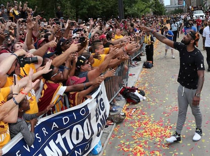 Kyrie Irving, en las calles de Cleveland.