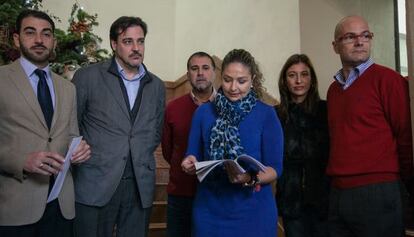 La futura alcaldesa,Pepa Ferrando, en el centro y de azul, antes de presentar la moción de censura.