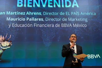 Jan Martínez Ahrens, director de EL PAÍS América, da la bienvenida a los asistentes a la quinta edición del foro 'No Money. El fin del efectivo'. 