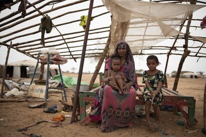 El campo de refugiados de Goudébou, cerca de Dori, en el norte de Burkina Faso, acoge a unos 8.500 refugiados malienses que huyeron de su país a partir de 2012. En la imagen, Bouchio Wallet Olamine, y sus dos nietas Fatoumata y Mouzda, de cuatro y dos años, bajo la estructura de su tienda arrasada por una tormenta, hace unas semanas.