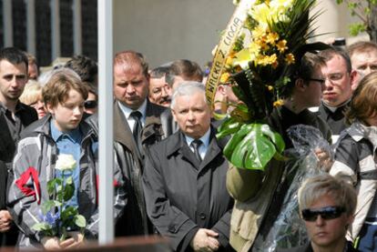 Jaroslaw Kaczynski asiste al funeral de una de las víctimas del accidente aéreo del pasado 10 de abril.