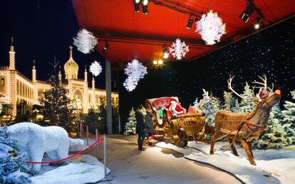 Papá Noel recibe a los niños en su trineo, instalado en el parque Tivoli de Copenhague.