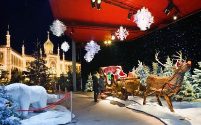 Pap&aacute; Noel recibe a los ni&ntilde;os en su trineo, instalado en el parque Tivoli de Copenhague. 