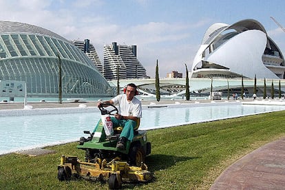 Santiago Calatrava, nacido en Valencia, explicó que el edificio es el "más complejo" que ha construido nunca y que está hecho "a escala de las ambiciones culturales de los valencianos". El arquitecto confesó que lo que más le "emociona es el sentido de apertura que tiene, sentido de paseo", por lo que espera que el público vaya "a descubrirlo, porque está hecho para todos".