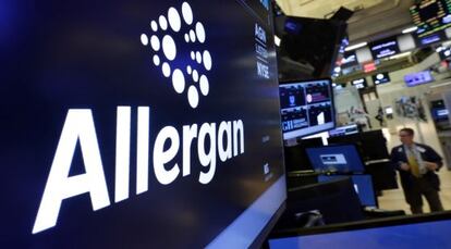 Logotipo de Allergan en uan pantalla en Wall Street.